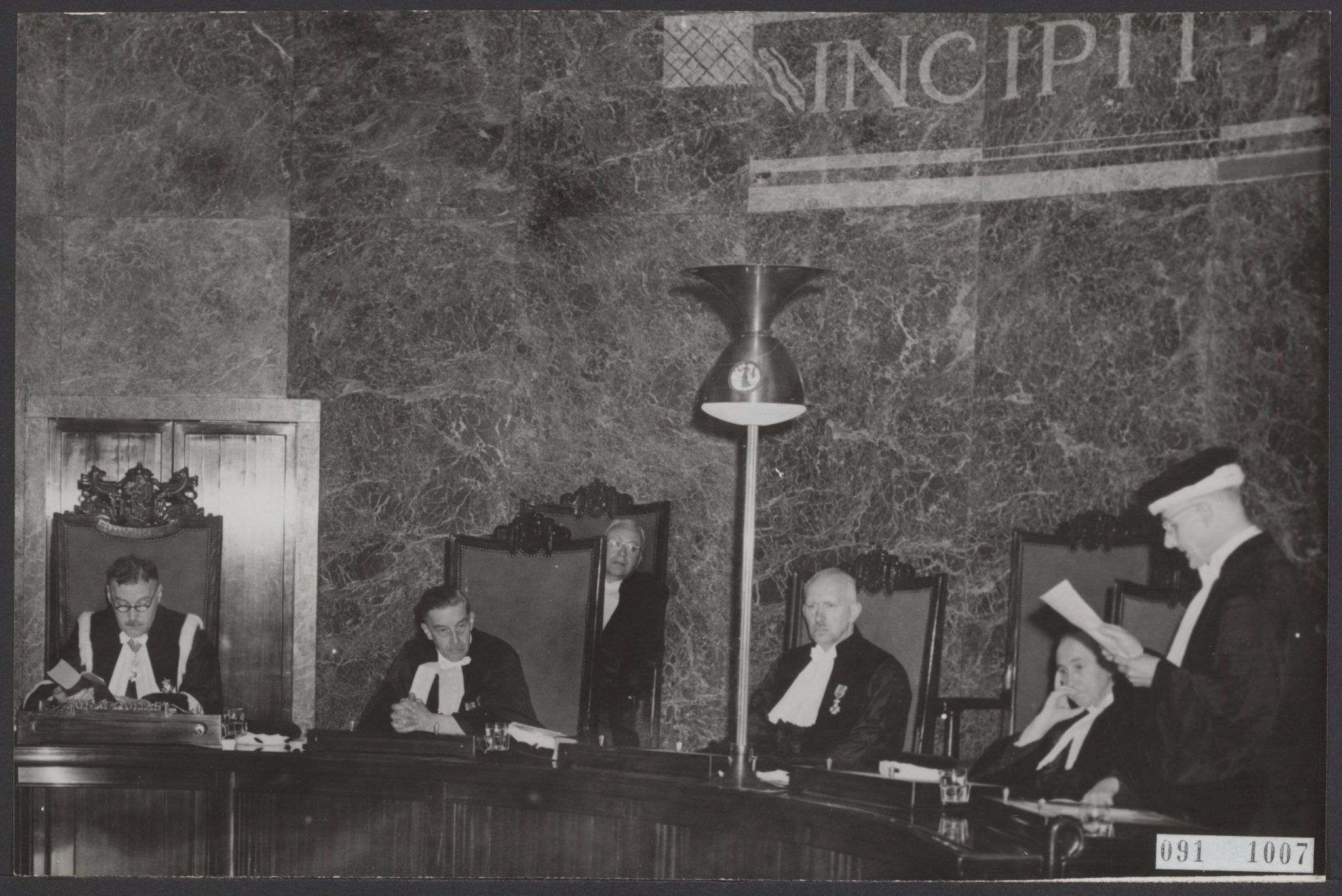 : Nieuw statuur & grondwet: